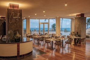 4 restaurantes, se sirven desayunos, comidas y cocina internacional
