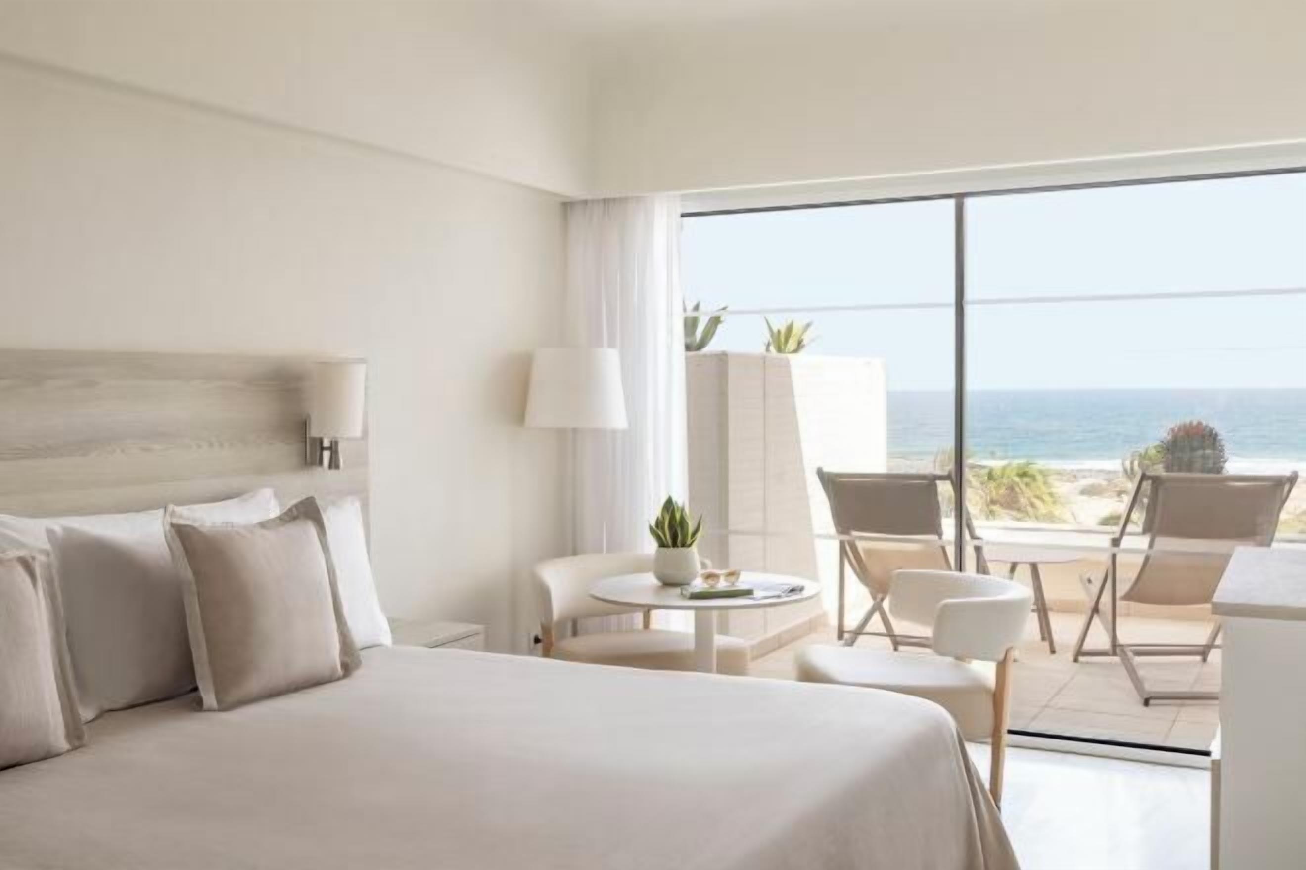 Premium bedding, down duvets, free minibar, blackout curtains
