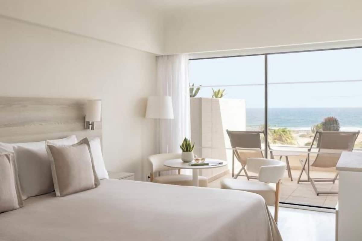 Premium bedding, down duvets, free minibar, blackout curtains