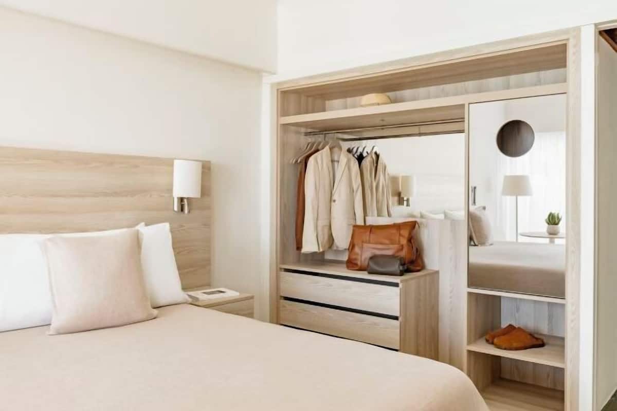 Premium bedding, down duvets, free minibar, blackout curtains