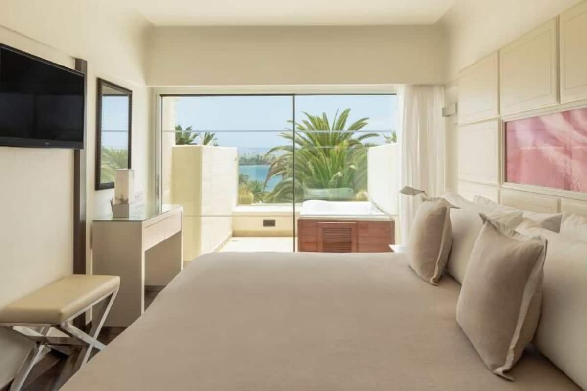 Premium bedding, down duvets, free minibar, blackout curtains