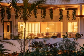4 restaurants, breakfast, lunch, dinner served; international cuisine