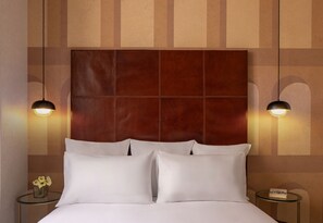 Roba de llit d'alta qualitat, cobrellits i minibar 