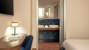 Ropa de cama de alta calidad, edredones de plumas, minibar y caja fuerte
