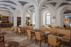 Petit déjeuner buffet servi tous les jours en supplément