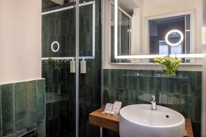 Douche, articles de toilette de luxe, sèche-cheveux, peignoirs