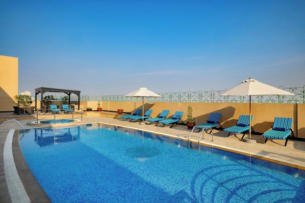 Outdoor pool - Marriott Executive Apartments Dubai Creek (Dubai)