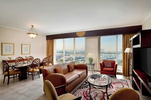 Hypo-allergenic bedding, in-room safe, individually decorated, desk