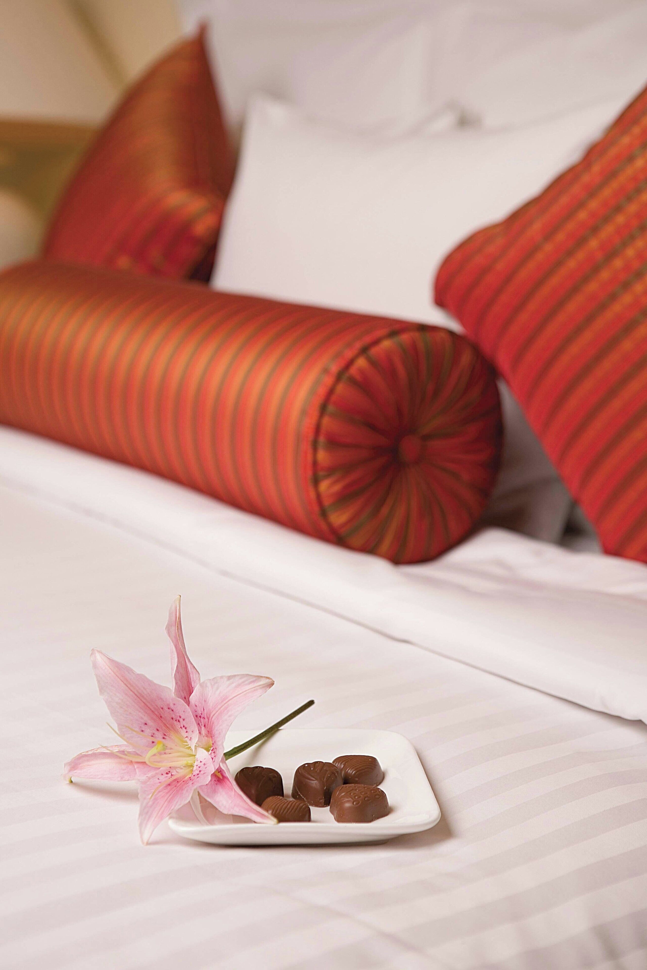 Hypo-allergenic bedding, in-room safe, individually decorated, desk