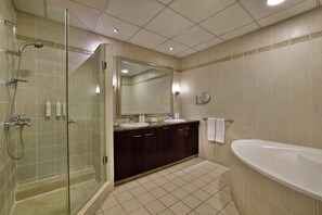 Apartamento, 3 quartos, para fumantes, vista para a cidade (Balcony) | Banheiro | Chuveiro/banheira combinados, secador de cabelo, roupões de banho 