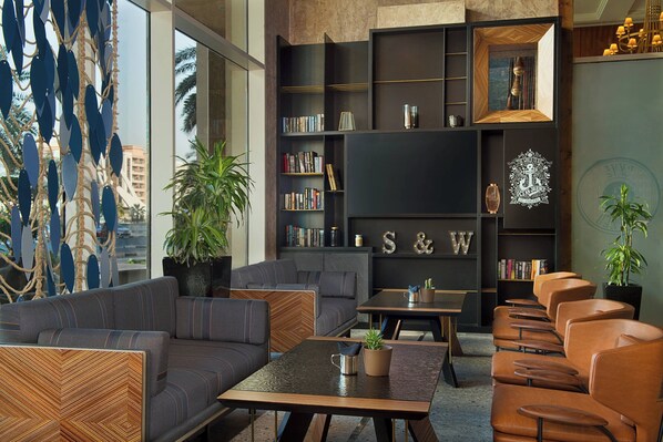 供应早餐、午餐和晚餐，国际美食