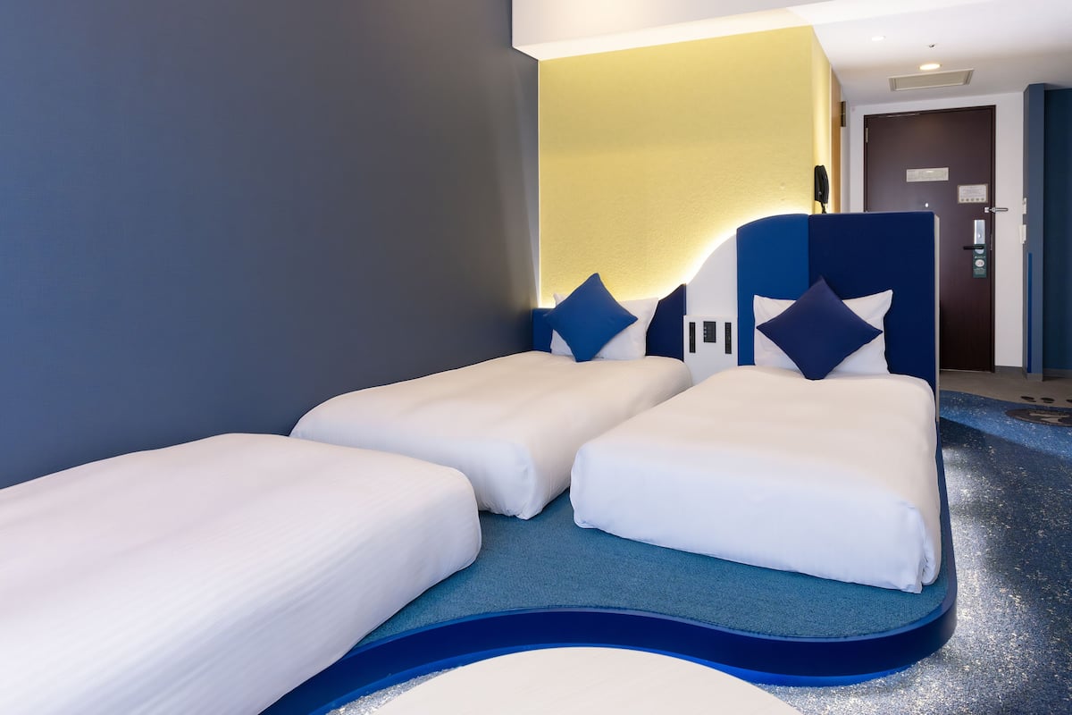 Standard-Dreibettzimmer, Nichtraucher (Lowbed) | Zimmersafe, Verdunkelungsvorhänge, Bettwäsche, Wecker