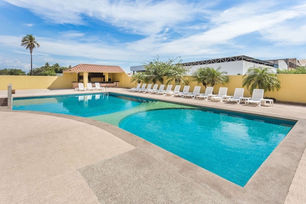 Una piscina al aire libre