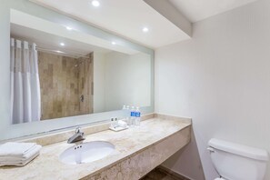 Ensemble baignoire-douche, articles de toilette (gratuits)
