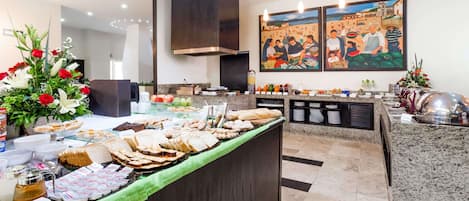 Tägliches Frühstücksbuffet (10 USD pro Person)