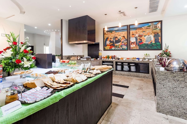 Petit déjeuner buffet (10 USD par personne)