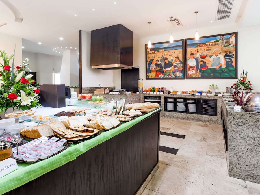 Desayuno buffet (USD 10 por persona)