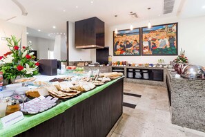 Buffet déjeuner (10 USD par personne)