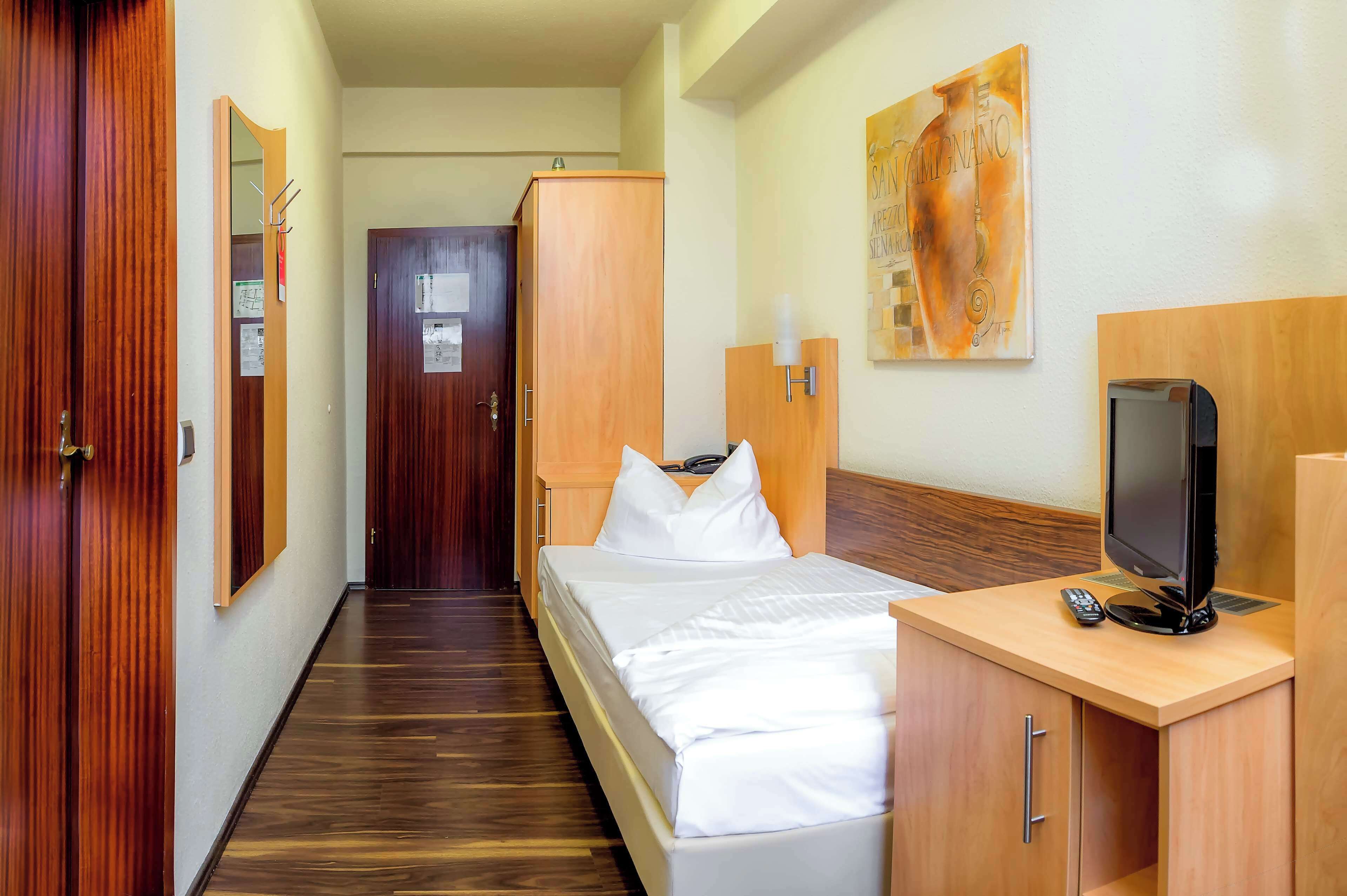 standard room, 1 single bed | premium bedding, minibar, in-room safe, laptop workspace