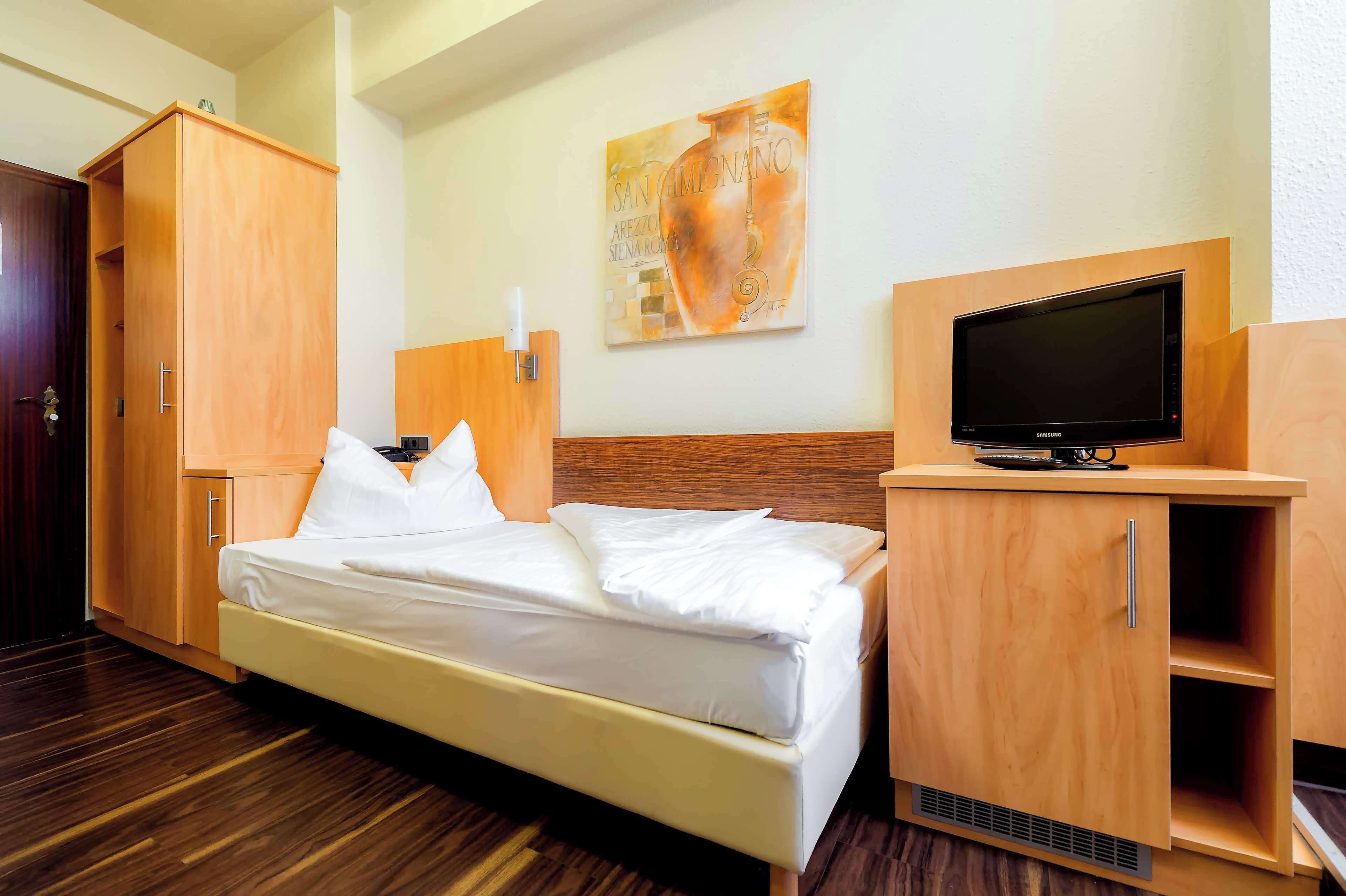 standard room, 1 single bed | premium bedding, minibar, in-room safe, laptop workspace