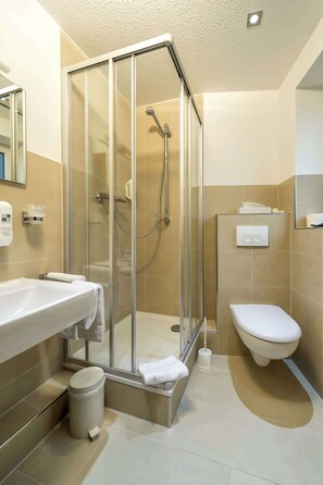 Dusche, kostenlose Toilettenartikel, Haartrockner, Handtücher