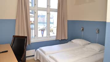 Escritorio, wifi gratis y ropa de cama