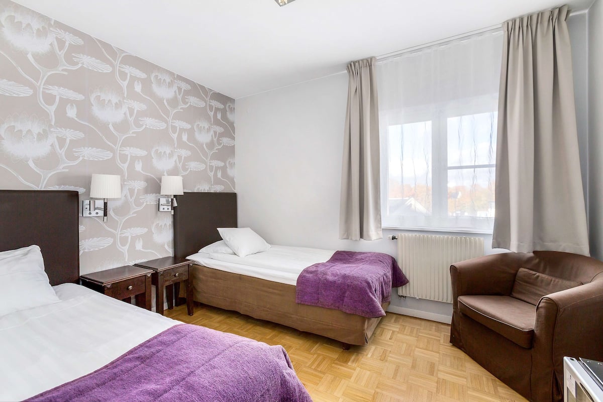 Standard Room, 2 Twin Beds, Non Smoking | 1 bedroom, minibar, desk, iron/ironing board