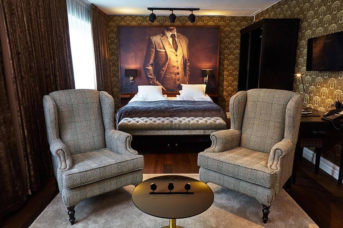 Een minibar, een bureau, een strijkplank/strijkijzer, gratis wifi