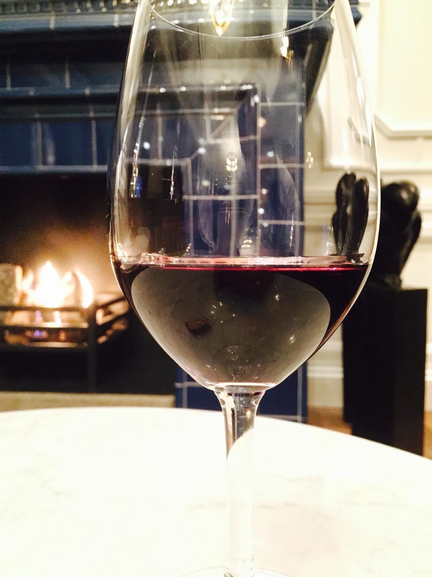 Una copa de vino tinto sobre una mesa.