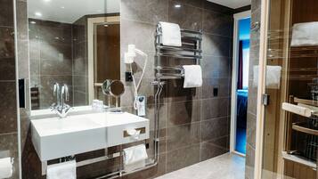 Pengering rambut, tuala disediakan