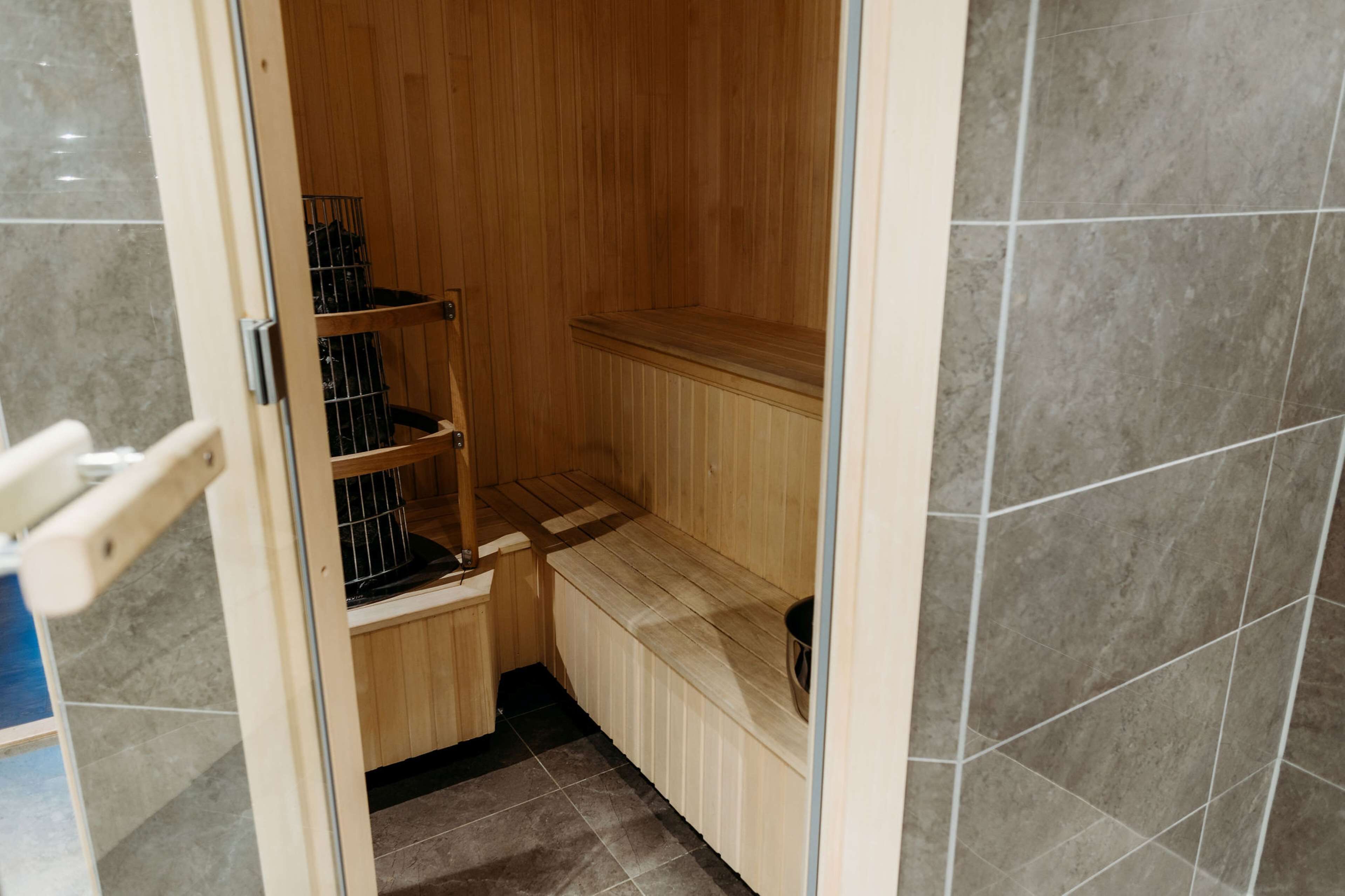 deluxe room, 1 king bed, non smoking, sauna (with sofabed) | bathroom | hair dryer, towels