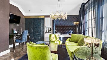 Suíte júnior, várias camas, para não fumantes | Frigobar, escrivaninha, ferros/tábuas de passar roupa, Wi-Fi de cortesia