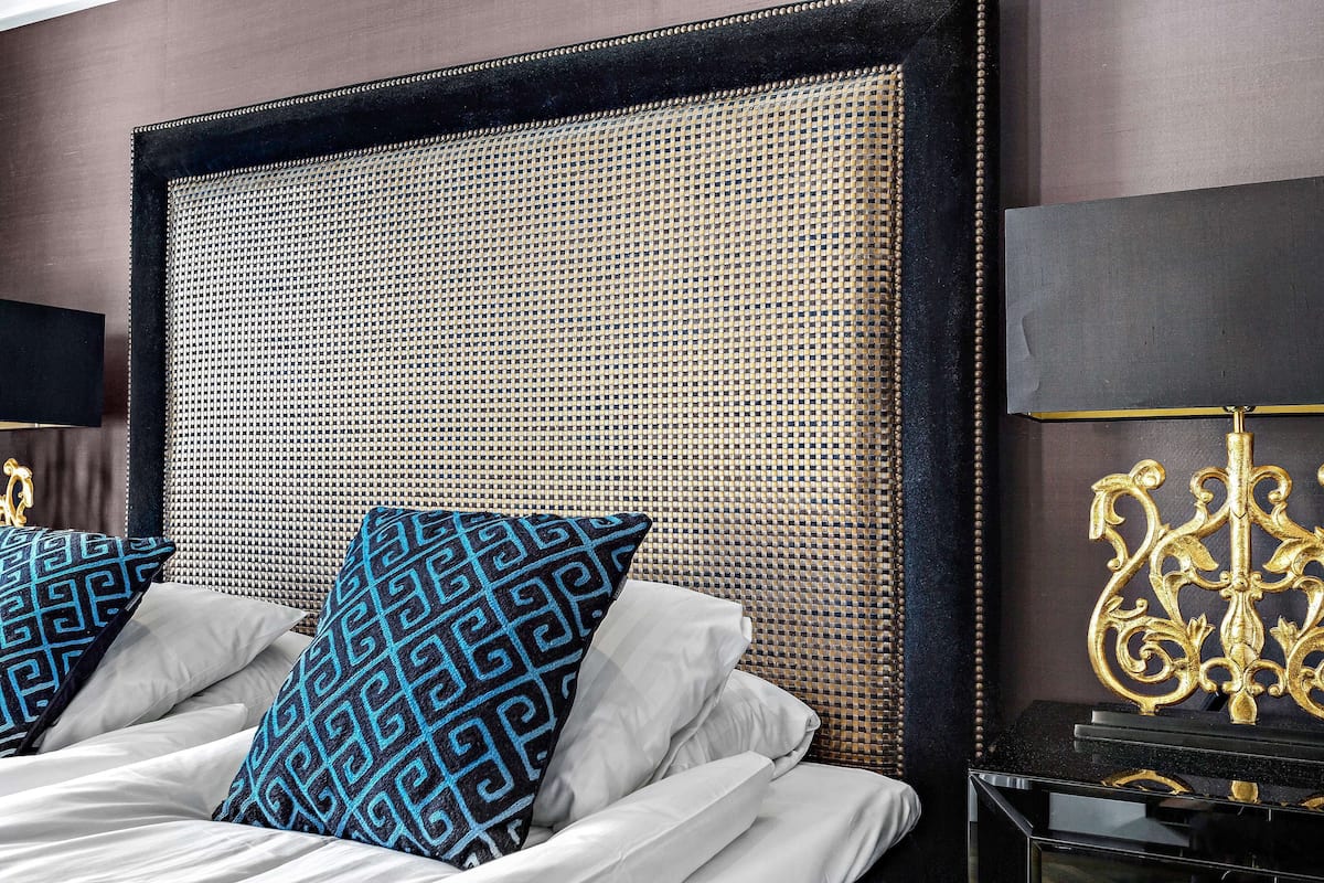 junior suite, multiple beds, non smoking | 1 bedroom, minibar, desk, iron/ironing board