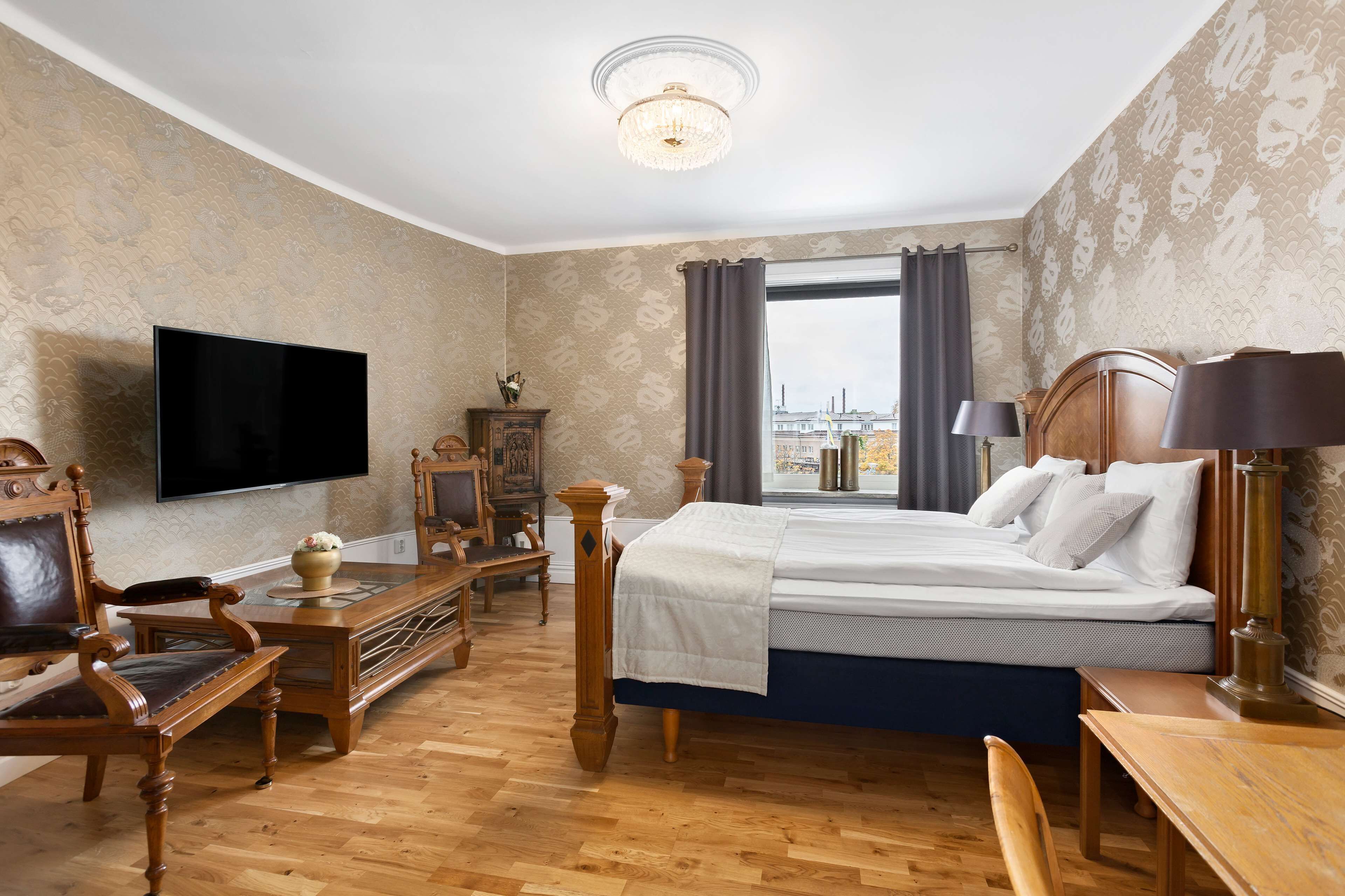 Suite, 1 King Bed, Non Smoking | In-room safe, desk, blackout drapes, iron/ironing board