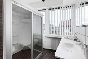 Suite, 1 cama King size, para no fumadores | Baño | Amenidades de baño gratuitas, secadora de cabello, toallas 