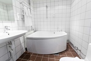 Business-Zimmer, 1 Queen-Bett, Nichtraucher | Badezimmer | Kostenlose Toilettenartikel, Haartrockner, Handtücher