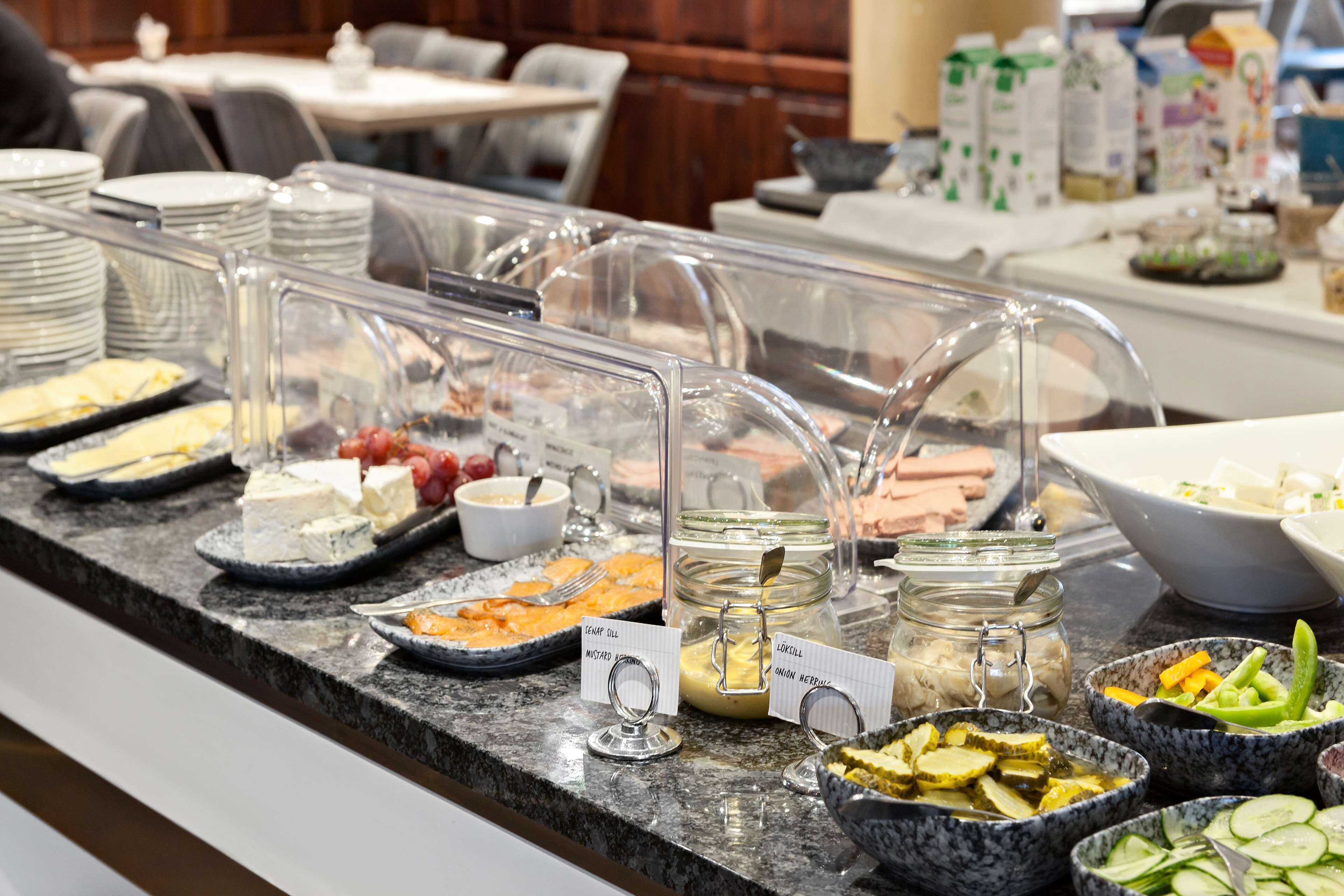 Een buffet met verschillende soorten eten en sauzen.