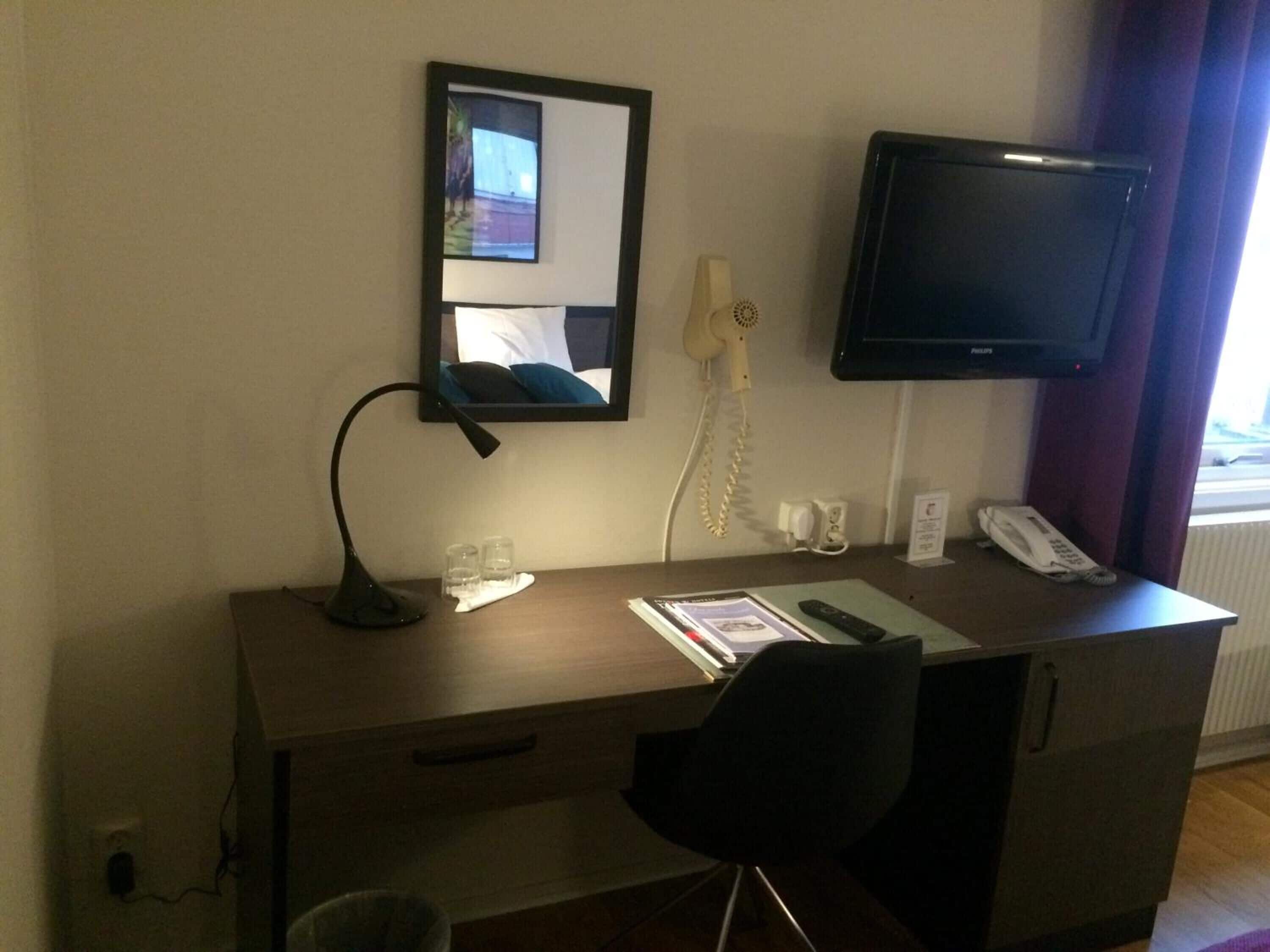 standard double room | desk, iron/ironing board, free wifi, bed sheets