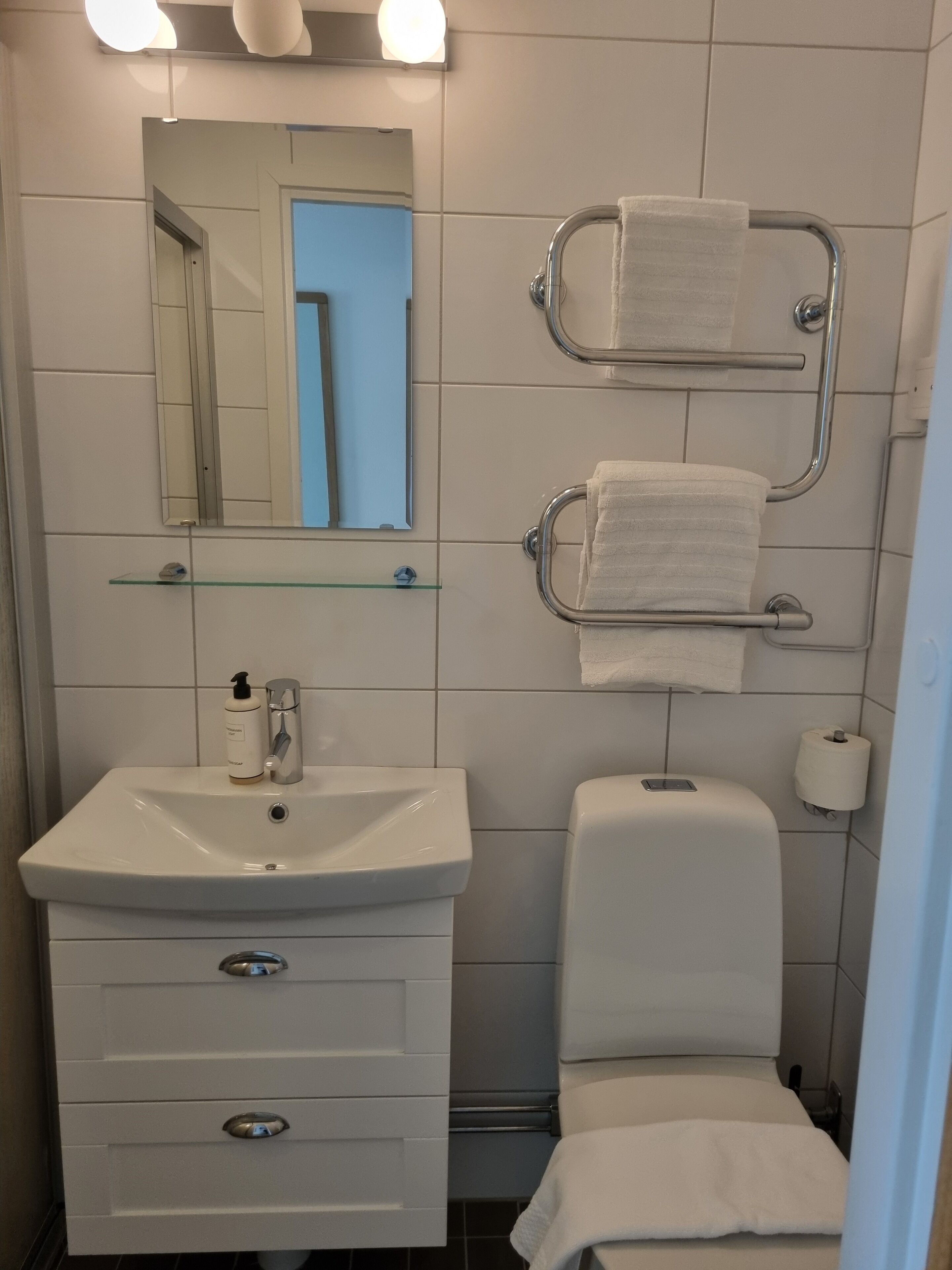 standard single room | bathroom | shower, hair dryer, towels