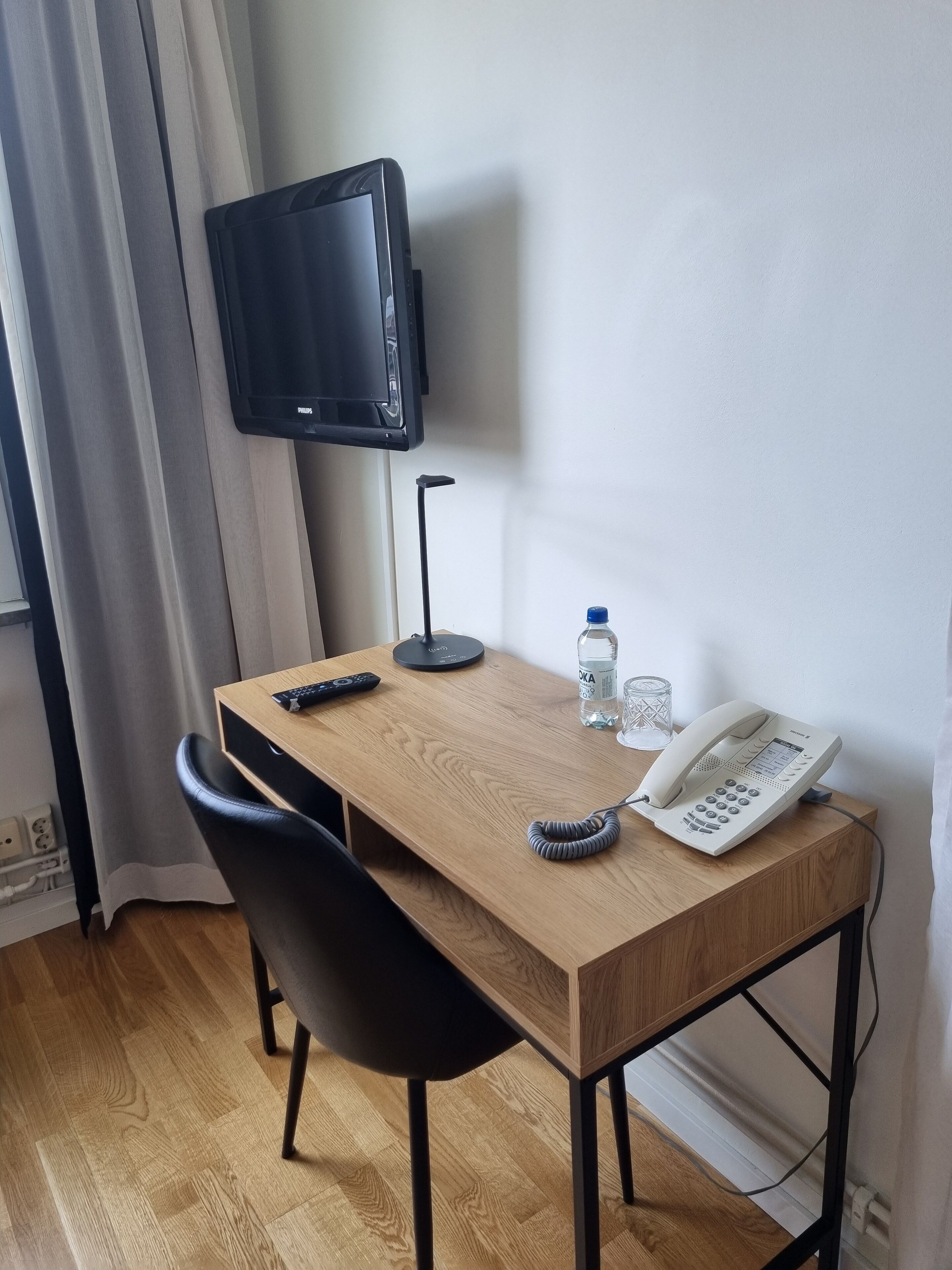 standard single room | desk, iron/ironing board, free wifi, bed sheets