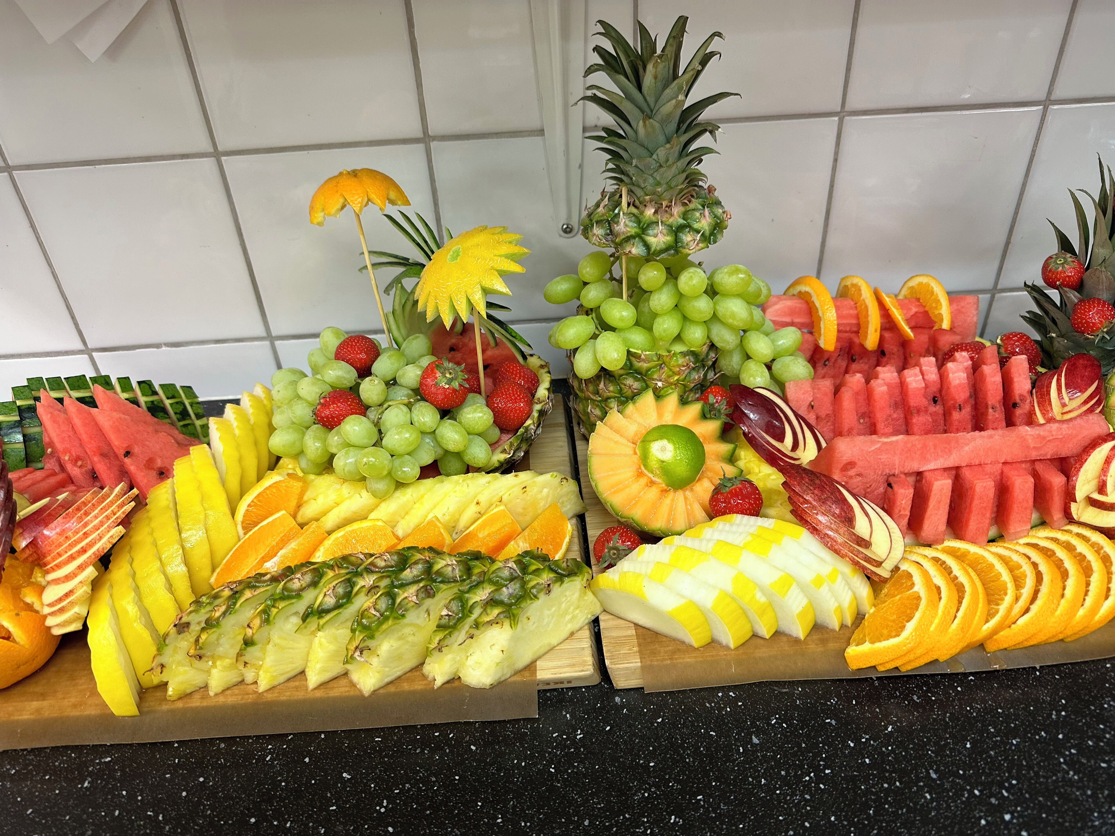 Un assortiment de fruits variés présentés sur une planche en bois, avec un ananas.