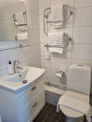 Standard Single Room | Bathroom | Shower, hair dryer, towels