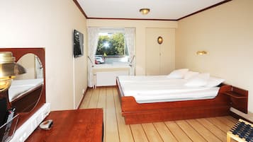Standard Double or Twin Room | Desk, blackout curtains, soundproofing, iron/ironing board
