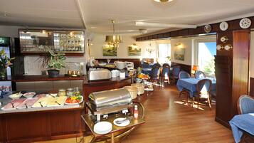 Free daily buffet breakfast