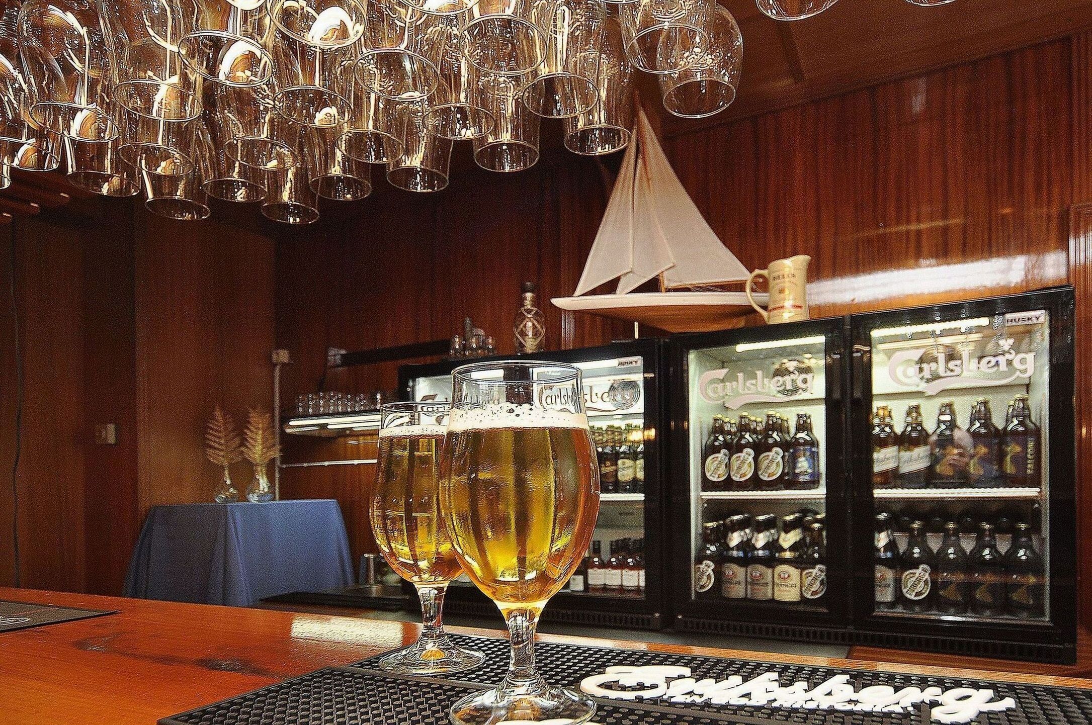 serves breakfast and dinner