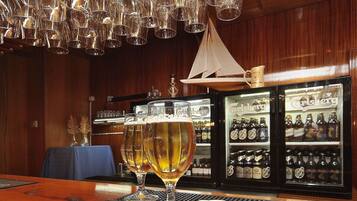 Sert le petit déjeuner et le dßner