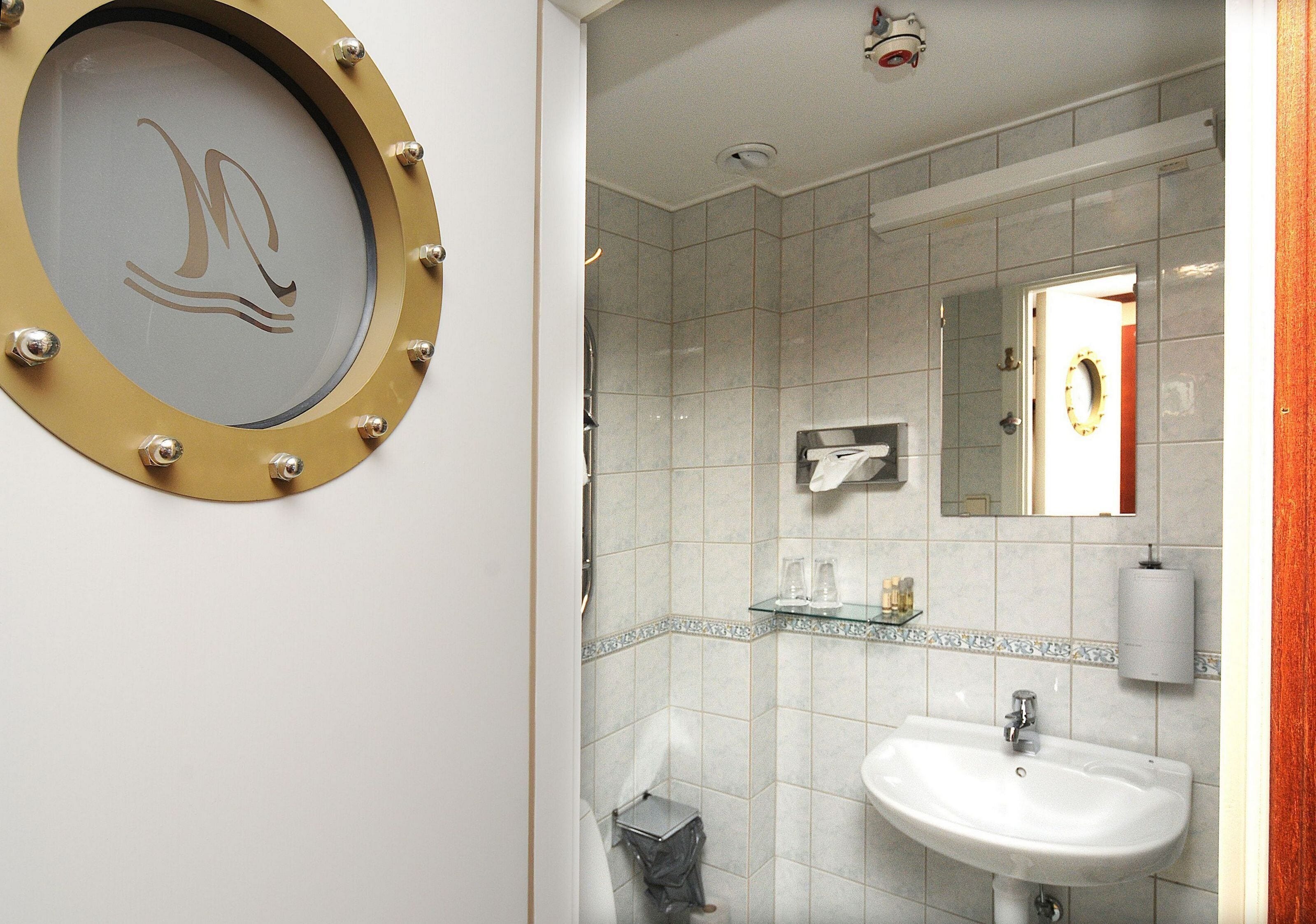 small double room, 1 double bed | bathroom | shower, free toiletries, hair dryer, towels