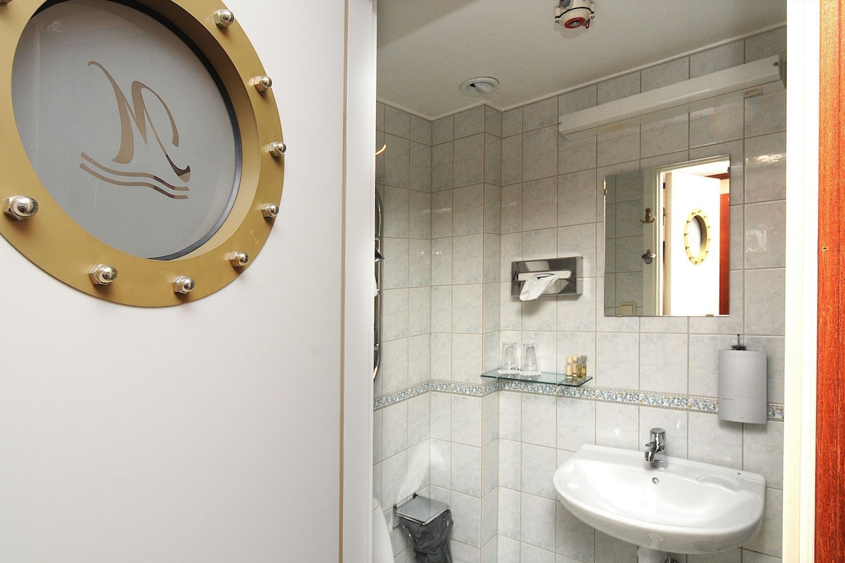 small double room, 1 double bed | bathroom | shower, free toiletries, hair dryer, towels