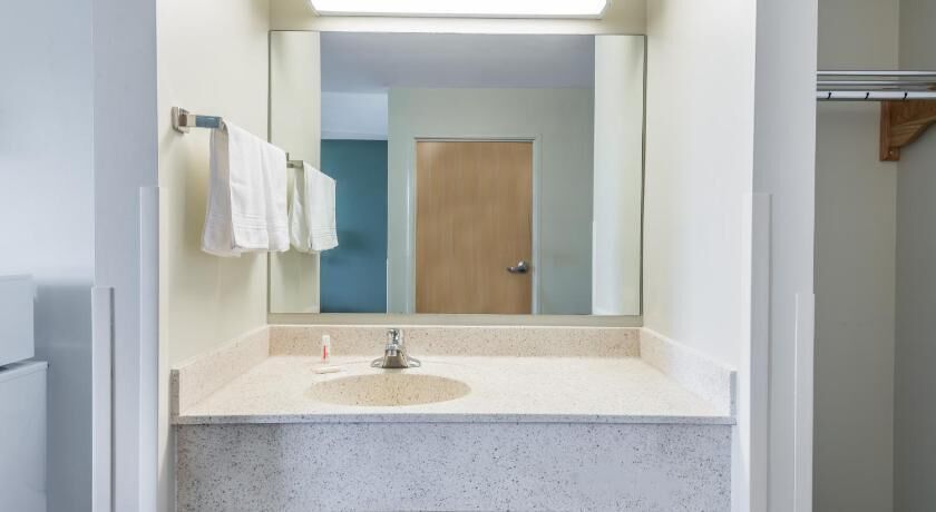Bathroom | Combined shower/tub, hair dryer, towels