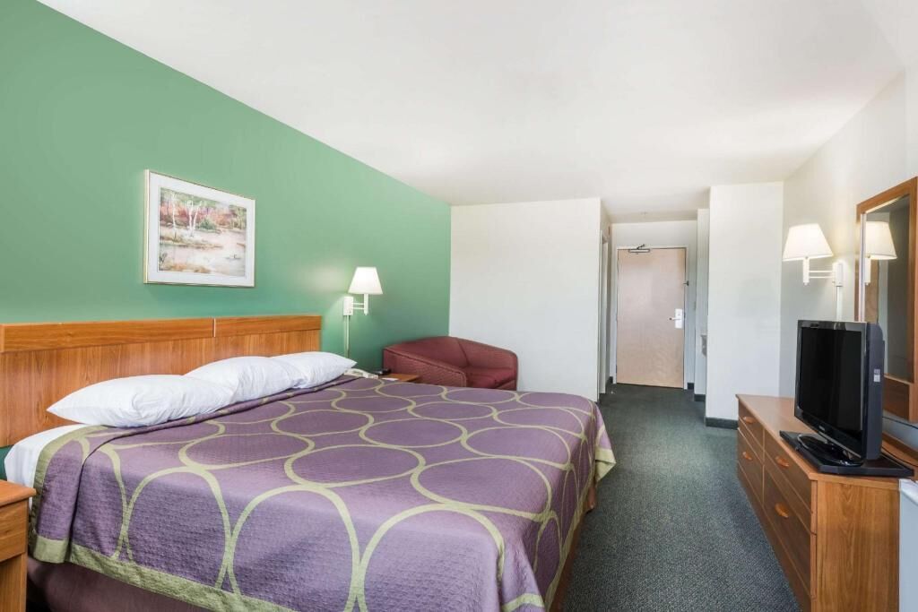 Desk, blackout drapes, iron/ironing board, free WiFi